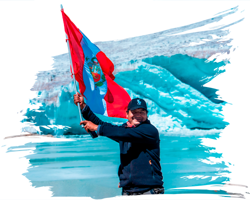 Turistas en Quelccaya con la bandera del Perú